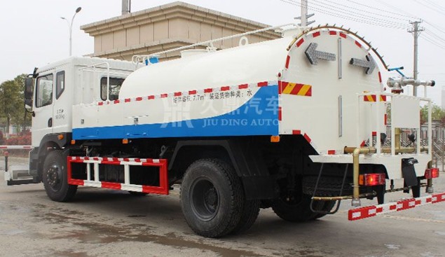 公路灑水車廠家_東風(fēng)御虎公路灑水車3