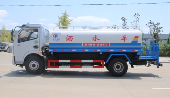 東風(fēng)多利卡灑水車(chē)圖片 東風(fēng)多利卡灑水車(chē)圖片