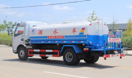 東風(fēng)多利卡灑水車(chē)圖片 東風(fēng)多利卡灑水車(chē)圖片