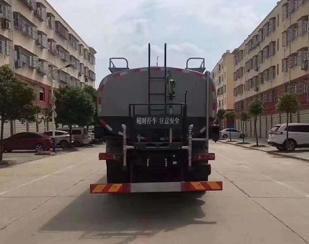 20方灑水車報(bào)價(jià)表_國(guó)六20方東風(fēng)專底D3S后雙橋綠化灑水車3