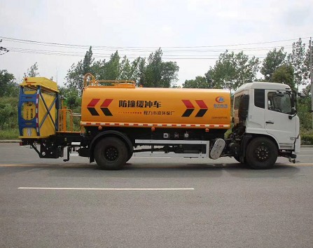 國六東風(fēng)天錦多功能灑水車帶防撞緩沖車功能3